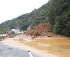 Equipes entram no quarto dia de buscas e avançam na limpeza da pista sul da BR-376