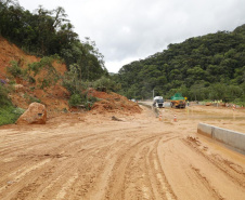 Equipes entram no quarto dia de buscas e avançam na limpeza da pista sul da BR-376