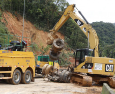 Equipes entram no quarto dia de buscas e avançam na limpeza da pista sul da BR-376