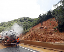 Equipes entram no quarto dia de buscas e avançam na limpeza da pista sul da BR-376