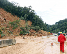 Equipes entram no quarto dia de buscas e avançam na limpeza da pista sul da BR-376