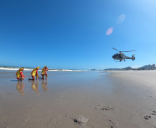 Alunos do curso de guarda-vidas fazem treinamento com apoio do helicóptero do BPMOA