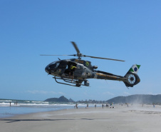 Polícia Militar orienta banhistas sobre como agir em pousos de helicóptero na praia
