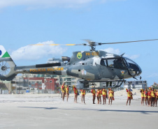 Polícia Militar orienta banhistas sobre como agir em pousos de helicóptero na praia
