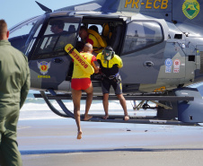 Alunos do curso de guarda-vidas fazem treinamento com apoio do helicóptero do BPMOA