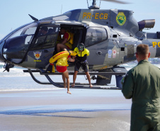 Alunos do curso de guarda-vidas fazem treinamento com apoio do helicóptero do BPMOA