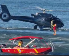 Guarda-vidas do Corpo de Bombeiros fazem treinamento com aeronaves em Porto Rico, no Noroeste