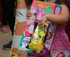  PMPR distribui mais de duas toneladas de alimentos e 1,2 mil brinquedos para crianças em Curitiba
