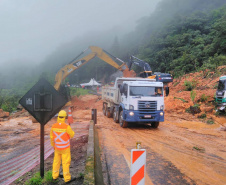 Equipes retiram 7 mil metros cúbicos de terra na BR-376 e buscas por vítimas avançam