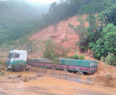 Equipes retiram 7 mil metros cúbicos de terra na BR-376 e buscas por vítimas avançam