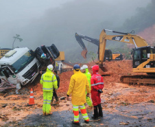 Equipes retiram 7 mil metros cúbicos de terra na BR-376 e buscas por vítimas avançam