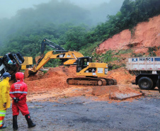 Equipes retiram 7 mil metros cúbicos de terra na BR-376 e buscas por vítimas avançam