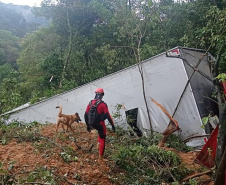 Equipes retiram 7 mil metros cúbicos de terra na BR-376 e buscas por vítimas avançam