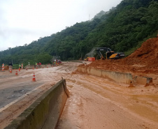 Equipes entram no quarto dia de buscas e avançam na limpeza da pista sul da BR-376