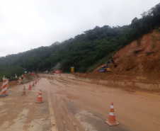 Equipes entram no quarto dia de buscas e avançam na limpeza da pista sul da BR-376