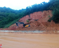 Equipes entram no quarto dia de buscas e avançam na limpeza da pista sul da BR-376