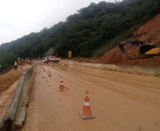 Equipes entram no quarto dia de buscas e avançam na limpeza da pista sul da BR-376