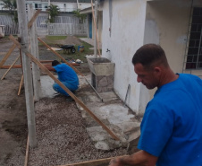 Trabalho de pessoas privadas de liberdade melhora espaços públicos em Guaratuba, no Litoral