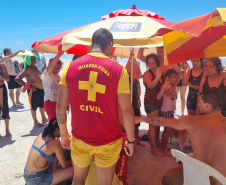 Corpo de Bombeiros salva 15 pessoas após naufrágio de embarcação na Ilha do Mel