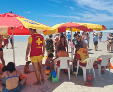 Corpo de Bombeiros salva 15 pessoas após naufrágio de embarcação na Ilha do Mel