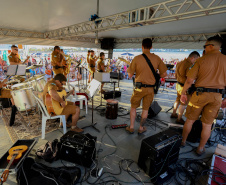 No pôr do sol, banda da Polícia Militar do Paraná anima população e veranistas de Guaratuba