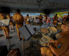 No pôr do sol, banda da Polícia Militar do Paraná anima população e veranistas de Guaratuba