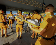 No pôr do sol, banda da Polícia Militar do Paraná anima população e veranistas de Guaratuba