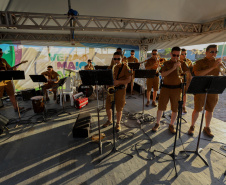 No pôr do sol, banda da Polícia Militar do Paraná anima população e veranistas de Guaratuba