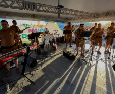 No pôr do sol, banda da Polícia Militar do Paraná anima população e veranistas de Guaratuba