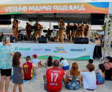 No pôr do sol, banda da Polícia Militar do Paraná anima população e veranistas de Guaratuba