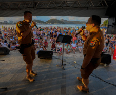 No pôr do sol, banda da Polícia Militar do Paraná anima população e veranistas de Guaratuba