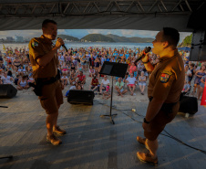 No pôr do sol, banda da Polícia Militar do Paraná anima população e veranistas de Guaratuba