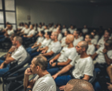 63 alunos do Curso de Formação de Praças do 9° Batalhão da Polícia Militar do Paraná, de Paranaguá, no Litoral do Estado, tiveram uma aula nesta sexta com o policial penal Rodrigo Almeida. 