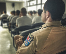 63 alunos do Curso de Formação de Praças do 9° Batalhão da Polícia Militar do Paraná, de Paranaguá, no Litoral do Estado, tiveram uma aula nesta sexta com o policial penal Rodrigo Almeida. 