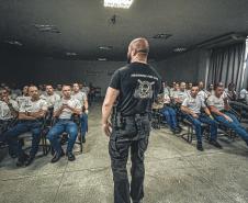63 alunos do Curso de Formação de Praças do 9° Batalhão da Polícia Militar do Paraná, de Paranaguá, no Litoral do Estado, tiveram uma aula nesta sexta com o policial penal Rodrigo Almeida. 