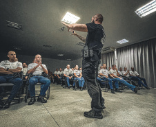 63 alunos do Curso de Formação de Praças do 9° Batalhão da Polícia Militar do Paraná, de Paranaguá, no Litoral do Estado, tiveram uma aula nesta sexta com o policial penal Rodrigo Almeida. 