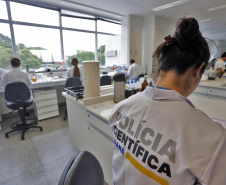 Polícia Científica do Paraná é referência no trabalho com perfis genéticos e análise de drogas