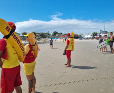 Curso do Corpo de Bombeiros no Litoral prepara surfistas para salvamentos de forma segura