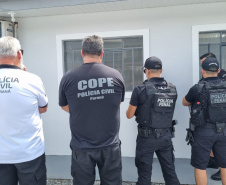 Policiais cumprem mandados contra pessoas com tornozeleira que não poderiam estar no Litoral