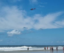 Corpo de Bombeiros salva 15 pessoas após naufrágio de embarcação na Ilha do Mel