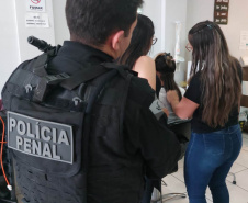 Nesta semana, com escolta da Polícia Penal, as cinco mulheres privadas de liberdade foram levadas a um salão de beleza, em Cascavel, indicado pelo Hospital do Câncer. Além de doarem os cabelos, elas receberam tratamento capilar e puderam escolher os cortes para um novo visual.