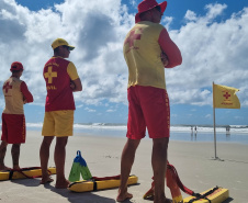 Trabalho preventivo de bombeiros e guarda-vidas garante verão tranquilo na Ilha do Mel