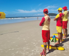 Corpo de Bombeiros faz 1.264 salvamentos na água durante o Verão Maior Paraná nas praias