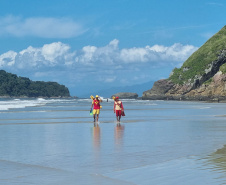 Trabalho preventivo de bombeiros e guarda-vidas garante verão tranquilo na Ilha do Mel