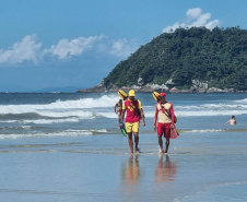 Trabalho preventivo de bombeiros e guarda-vidas garante verão tranquilo na Ilha do Mel