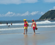 Trabalho preventivo de bombeiros e guarda-vidas garante verão tranquilo na Ilha do Mel