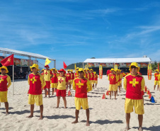 Bombeiros militares formam novos guarda-vidas civis durante a temporada no Litoral