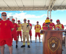 Bombeiros militares formam novos guarda-vidas civis durante a temporada no Litoral