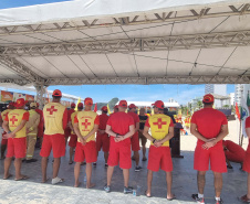 Bombeiros militares formam novos guarda-vidas civis durante a temporada no Litoral