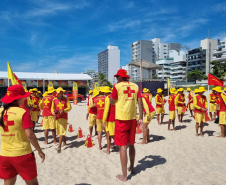 Bombeiros militares formam novos guarda-vidas civis durante a temporada no Litoral